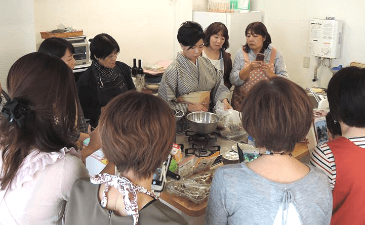 札幌校にて。是友先生の発酵料理教室の様子